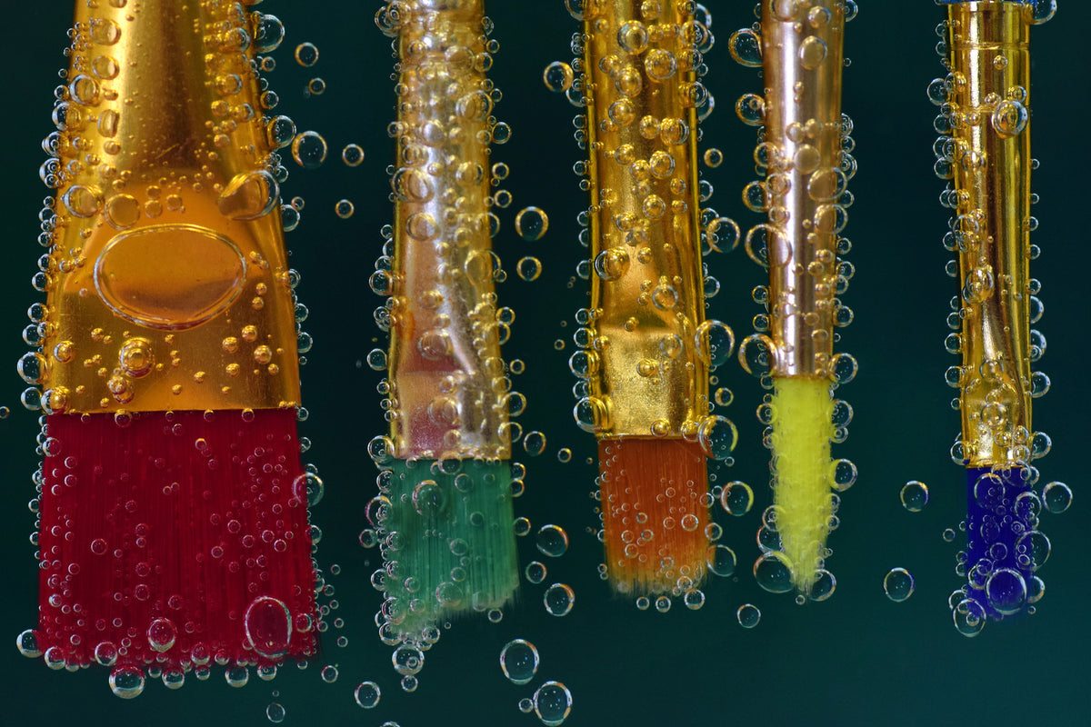 photo-wallpaper-brush-in-a-water-bath