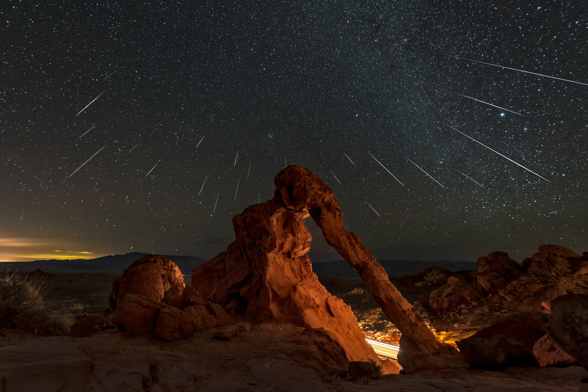 photo-wallpaper-geminid-meteor-shower-above-the-elephant-rock