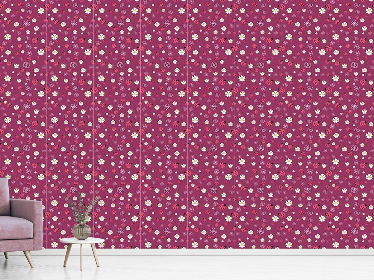 patterned-wallpaper-lucky-ladybugs